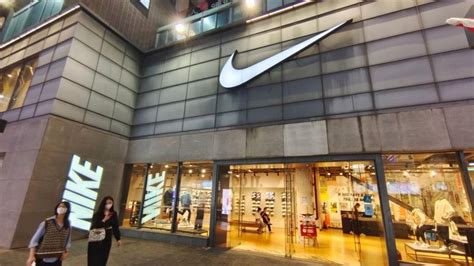 hoeveel is een nike echt waard in azie|Nike verkoopt voor ruim 12 miljard euro .